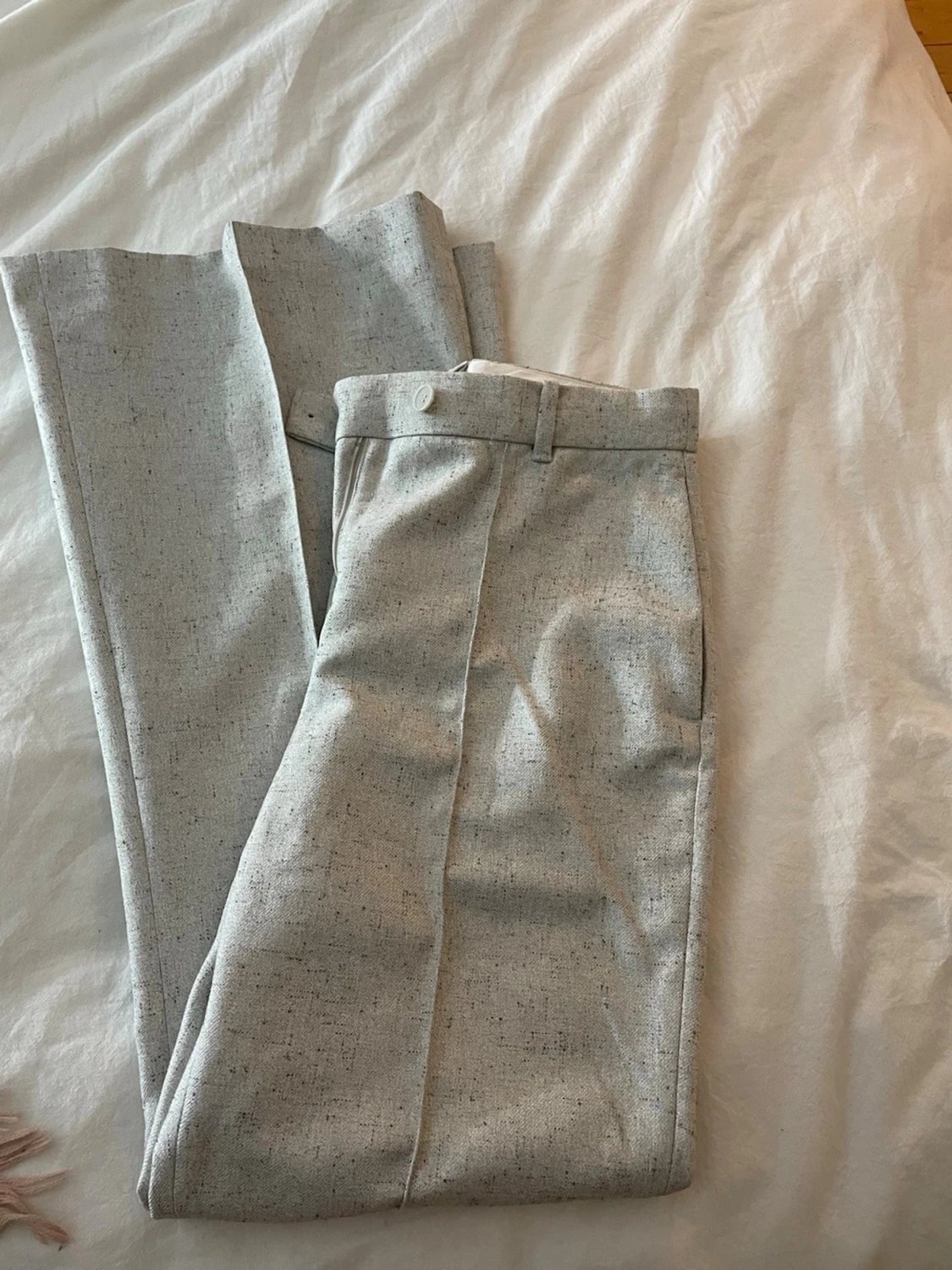 Ljusgrå kostymbyxor med pressveck - 1