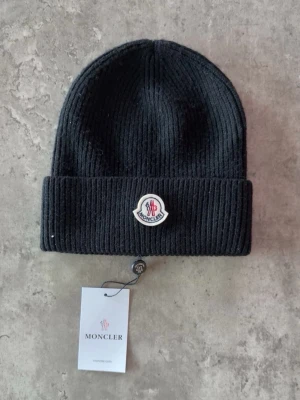 Moncler mössa - Helt ny moncler mössa!!!                                                  Skriv om du har några frågor eller om du vill ha fler bilder.                                                                                   Pris kan diskuteras.