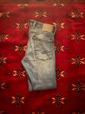 REPLAY ANBASS - Tjena! Säljer nu mina ljusblå replay jeans strl 32/30 då de inte passar längre🙌🏼 Riktigt snygga och köpta på VOLT (Birsta City Sundsvall) för 1299kr säljer nu för ENDAST 699kr!! Jeansen är väl använda men i ett mycket bra skick🙏🏼 Vid minsta fundering tveka inte att skriva😁//nils