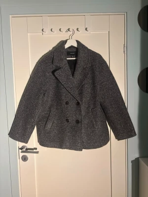 Grå kappa från Vero Moda - Vårkappa kappa från Vera Moda, bara använd en gång och som i helt nytt skick. Lite oversized!