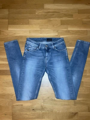 Fina Ljusblåa Tiger of sweden jeans Slim fit - Säljer ett par lite schysstare tiger of sweden jeans! Bra skick och inga synliga defekter! Slim fit modell. Storleken är W28/34. Hör av er vid eventuella frågor! 😊