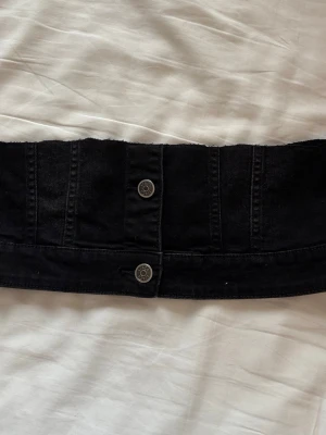 Jeanskorsett black - Jeanskorsett! Mått: 88 cm. Hör av er vid ytligare frågor💕 