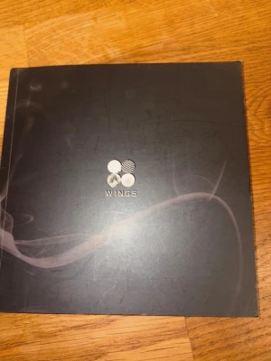 BTS Wings album  - Säljer BTSs WINGS!  Albumet är i mycket fint skick, med endast en eller två små skråmor. Alla tillbehör medföljer Skivan har aldrig spelats. Perfekt för samlare eller nya fans som vill ha ett komplett exemplar. Fler bilder kan skickas vid intresse!  