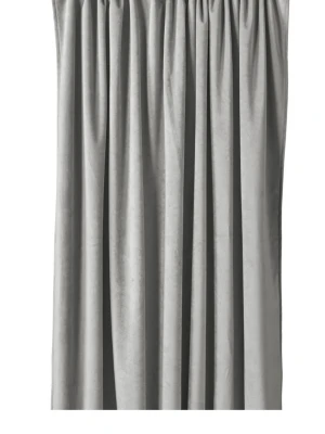 Silver sammetsgardiner, 2-pack från Mio 140×300 - Säljer ett par snygga silver sammetsgardiner med rynkband upptill. Gardinerna har en mjuk och lyxig känsla och passar perfekt för att skapa en mysig atmosfär i rummet. Materialet är tjockt och faller snyggt längs fönstret.