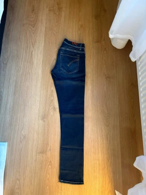 Mörkblå Dondup Jeans - Mörkblå Dondup Jeans i modellen George (skinnet fit). Mycket bra skick. Säljes då de är för små.