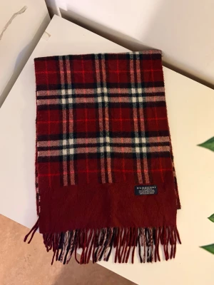 Burberry halsduk  - Riktig fet Burberry halsduk, väl omhändertagen 9/10 skick 🔥passar perfekt när de kallt ute och ger en extra touch på din outfit!🙌🏼 snabb affär=bättre pris 😉