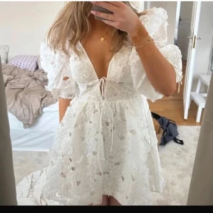 Studentklänning For Love and Lemons - Världens finaste klänning från for love and lemons! Köpt i maj förra året och endast använd 1 gång. Nypris 2300. Skriv för frågor💞 öppen  I ryggen och puffärm.