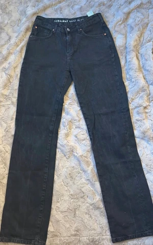 Svarta straight jeans midwaist! - Snygga svarta jeans med rak passform och midwaist. Klassisk femficksmodell med knapp och dragkedja framtill. Jeansen är tillverkade i ett robust denimtyg som ger en tidlös look!