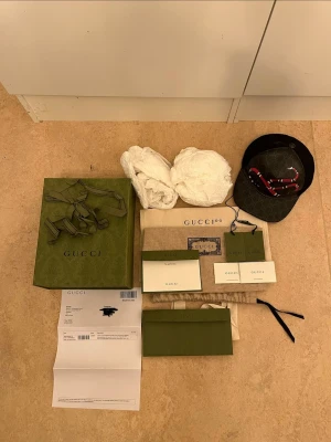 Gucci keps - Säljer en ÄKTA svart Gucci keps (kingsnake). Säljer den då ja ej använder. Kepsen kommer med box dustbag kvitto och alla tillbehör/tags. Kepsen säljer inte heller på guccis hemsida längre. PRIS GÅR ATT DISKUTERA.