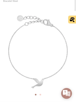 Silverfärgat armband med fågelberlock - Stilrent armband i silverfärgat stål med en tunn kedja och en elegant fågelberlock i mitten. Justerbar längd med karbinlås och extra kedja för perfekt passform. SKRIV FÖR EGNA BILDER! Använd ungefär 10ggr men är fortfarande i nyskick. Säljer för 211kr men vill helst byta mot en i guld.😃