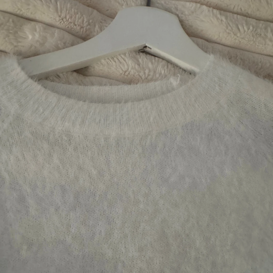 Vit fluffig stickad tröja - 2