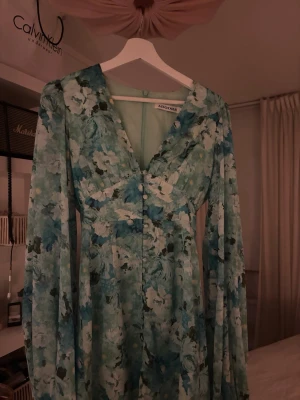 Adoore klänning  - Populär adoore klänning 💚 (kanske säljer) ! !INTRESSEKOLL ! ! Storlek - xs/34 aldrig använd! Pris går absolut att diskutera 