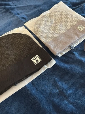 Två st Lindex mössor - Säljer dessa två snygga monogram mössorna för dig som vill se stilig ut medans att vara varm i det kalla Sverige. Har du frågor? Då är det bara att skriv privat. Tar emot rimiliga bud. Jag kan sälja 1 och ni inte vill ha båda