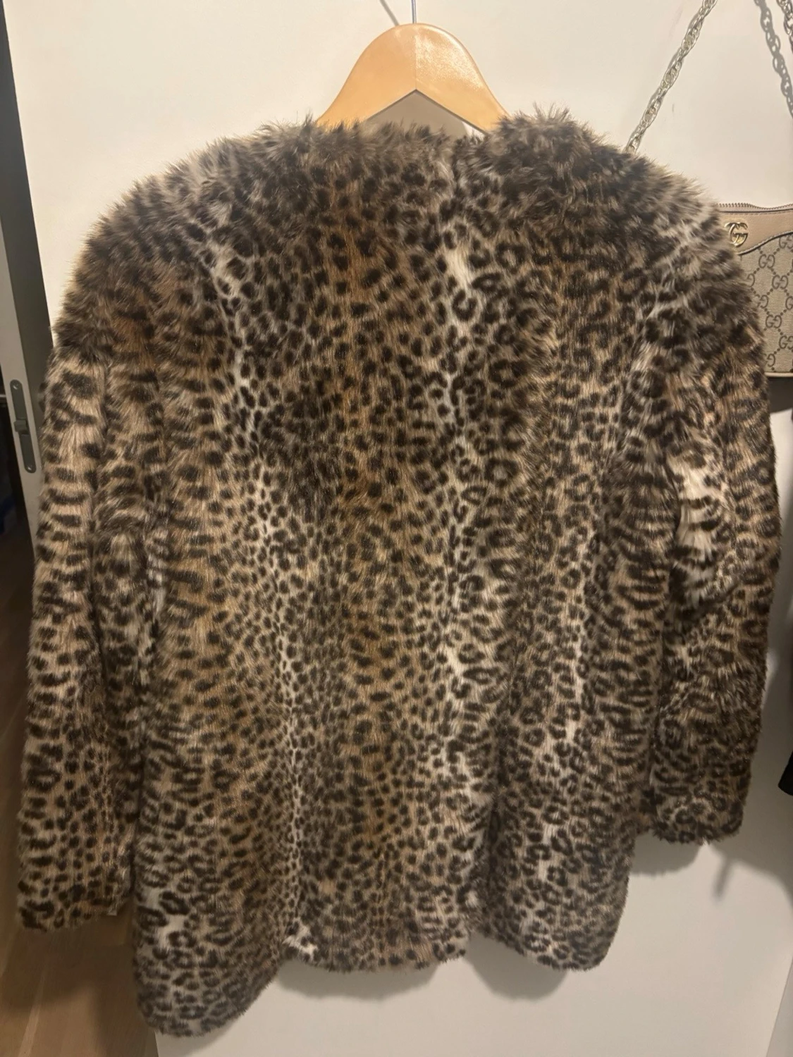 Leopardmönstrad pälsjacka från Mango - 1