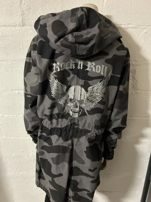 Jacka med tufft tryck storlek M. - Helt ny jacka i storlek M. Material i bomull.