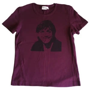 Iggy Pop band tröja/ graphic topp/ T-shirt med tryck, 70tal/ rock/ punk  - Vinröd T-shirt med svart Iggy Pop tryck på!