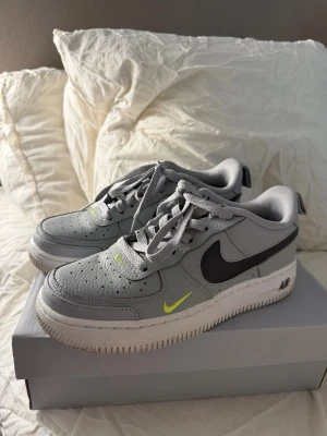 Nike air force 1 low LV8 light smoke grey - Nike air force i storlek 36, använda några gånger men i bra skick. Säljes inte längre🌸 kartong medföljer.