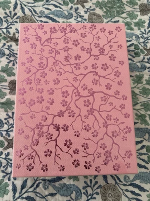 Rituals Sakura presentbox - Helt ny set från Rituals. Innehåller doftljus, doftstickor, dusch gel och det var kroppskräm.