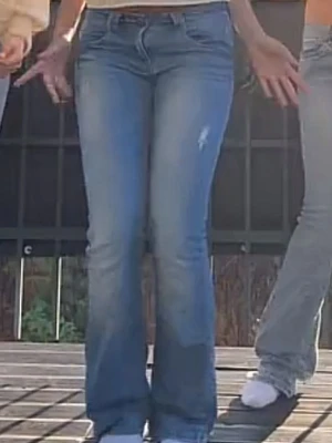 Blå bootcut jeans med slitningar - Super snygga ljus blåa jeans, midjemåttet rakt över är 36cm och innerbenslämgden är 83, och dom är långa på mig som är 168!❤️och som ni ser på sista bilden så har hålet blivit lite större men de är inget man tänker på utan nåt som är coolt.❤️kan även gå ner i pris om de är nån som vill köpa direkt! 