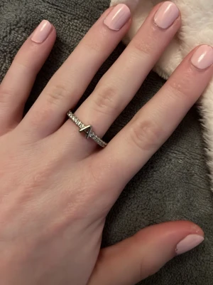 Silverring med bokstaven A och stenar - Snygg silverfärgad ring med bokstaven A i mitten och små gnistrande stenar runt hela ringen. Perfekt för dig som vill ha en personlig touch på din stil. Ringen har en tunn, elegant design och passar till många olika looks.Vid köp av fler ringar kan jag slå ihop annonserna så frakten blir billigare.