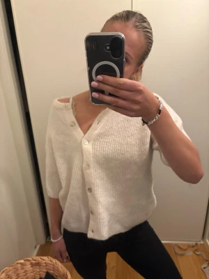 Vit stickad kortärmad kofta Gina  - Säljer en vit stickad kofta med korta ärmar. Från Gina, använd fåtal gånger