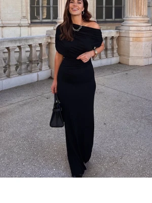 Svart offshoulder långklänning - Elegant svart långklänning med offshoulder-design och figurnära passform från NA-KD. Klänningen har draperad överdel och är tillverkad i ett mjukt, stretchigt material som ger en snygg siluett. Perfekt för dig som vill ha en stilren och tidlös look. Aldrig använd, enbart testad en gång💃