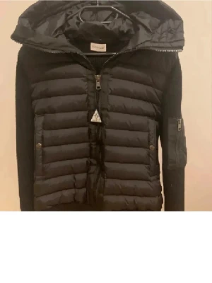 Moncler cardigan svart  - Svart moncler cardigan använd några månader bara fortfarande bra skick , säljer för billigt pris eftersom har skaffat en ny jackan som passar min stil bättre 