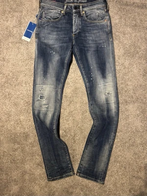 Sällsynta jack and jones jeans - Säljer nu dessa snygga jack and jones jeans i snygg tvätt med. Feta slitningar✅ -storlek:w29 L32 modell slim glenn -snygg tvätt med slitningar (sällsynt modell) -tags och allt kvar✅ Hör gärna av dig vid frågor🙌🏼 