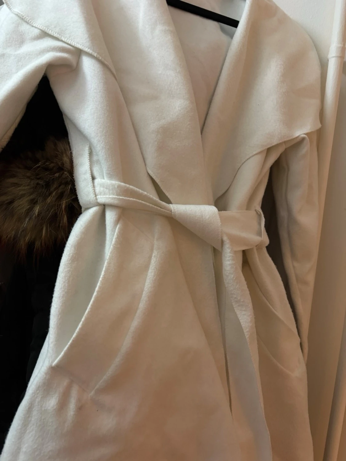 Vit kappa från Boohoo med bälte - 2