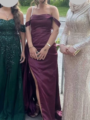 Vinröd balklänning - Säljer min balklänning som är i toppskick, enbart använd på balen. Köpte den från JJ’s House för 2500kr, sänker precis lite då den inte är helt oanvänd💞