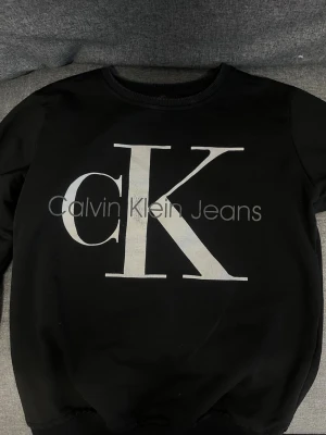 Svart sweatshirt från Calvin Klein Jeans - Svart sweatshirt med stor vit CK-logga, nypris 800kr.. kolla mina nadra inlägg finns även ck byxor. 