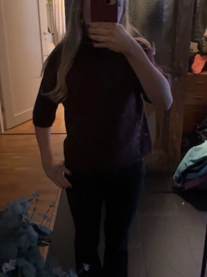 Stickad polo tröja - Säljer en jätte fin kortärmad polotröja i vineröd. Den är använd fåtal gånger och är i jättefint skick.  Skriv vid fråger🥰