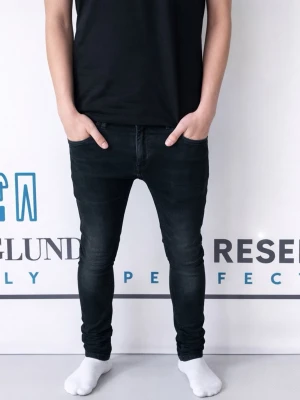 Svarta skinny jeans george, W30 - Säljer ett par svarta skinny jeans från dondup i storlek W30. Jeansen har en tight passform, klassisk femficksdesign och är tillverkade i stretchigt jeansmaterial. Perfekta för dig som gillar en smal siluett och enkel stil.