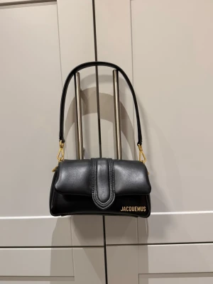 Jacqumus Bambino bag  - Le petit bambimou axelväska, Lammskinn 100%, allt på bilden nedkommer och väskan är självklart äkta. Den är helt ny, inga tecken på användning varken insida eller utsida. 