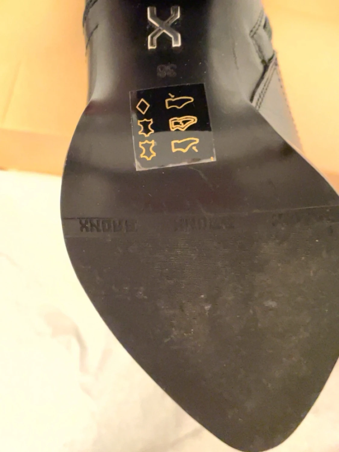 Svarta stövletter i skinn med klack