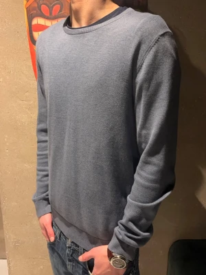 Stickad tröja - Material: bomull || Rundhaösad tröja från MQ men märket är Bläck || Modellen är 185cm