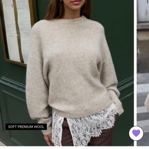 Stickad tröja  - Supermjuk beige stickad tröja från Nelly i premiumull med rund hals och avslappnad passform. Tillverkad av 33% alpacka, 33% yak, 30% polyamid och 4% elastan. Perfekt för lager på lager och riktigt mysig till höst och vinter.