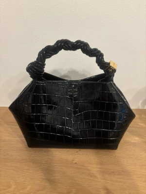 Svart handväska från Ganni - En fin svart handväska från märket Ganni. Den är inte använd så många gånger. Väskan är köpt på NK och nypriset är ca 4400kr 💓