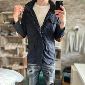 Hackett Field jacket - Mycket bra skick, inga defekter! Storlek M sitter som M  och passar dig som är mellan 175-185cm ungefär. Nypris ca 3000kr. Modellen är 185 cm, 75kg. Passar bra nu till våren! Skriv för mer information!🤝