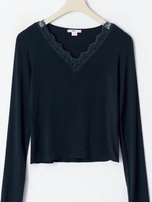 Mörkblå långärmad topp med spets - mörkblå långärmad topp från Gina Tricot. Toppen har en djup v-ringning med spetsdetaljer runt halsen. 💙