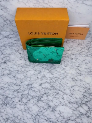 Louis Vuitton Golf Slender Wallet - Säljer denna Louis Vuitton Golf Slender Wallet.                                                   Bra skick| Hoppas priset beskriver sig själv |.                                             |Kontakta innan köp!|.                                                                            Rabbat om man följer ✅.                                                                       Box ingår 