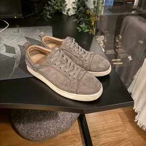Christian Louboutin sneakers - Säljer mina använda loubs då jag har nya skor och dessa inte kommer till användning nå mer. Storlek 42, skriv vid fundering 💭 