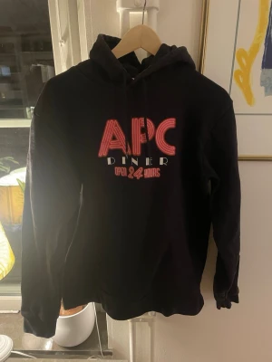Apc hoodie - Tja! Säljer nu denna riktigt feta Apc hoodien! Skicket är ganska bra då varan inte har några defekter och är använd ett tiotal gånger. Kom gärna med bud eller frågor!