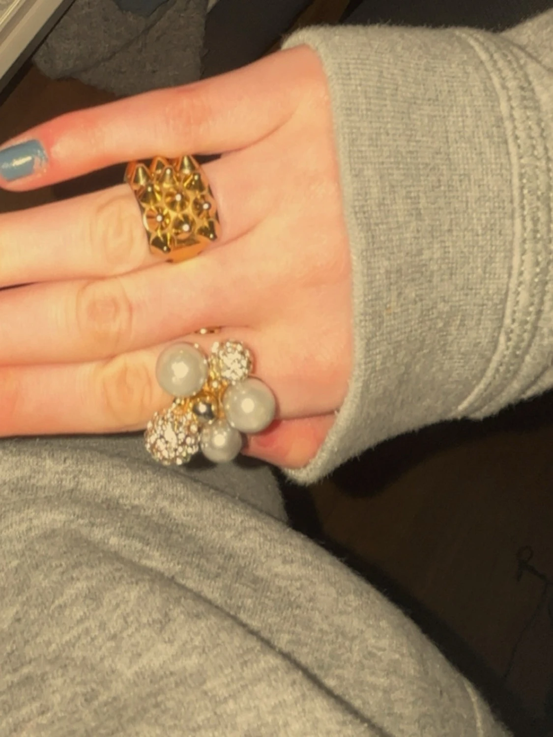 Guldig ring med nitar - 1