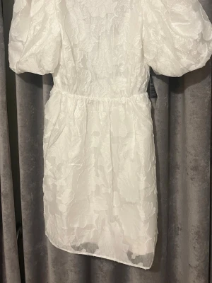 Vit studentklänning  - Säljer denna Såå fina studentklänning från Gina, aldrig använd!!💕💕🎓💘💝💝