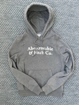Abercrombie & Fitch vintage 2000s hoodie (sällsynt) - Säljer nu denna sjukt snygga vintage 2000s hoodie från Abercrombie & fitch😊 passformen är helt perfekt och så är även den stilrena färgen som passar till ALLT. Säljs ej längre i butik och är därav är den mycket eftertraktad 🙌