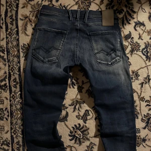 Replay mörkblå jeans tapered fit - Replay jeans! - Som nya, sjukt bra kvalitet, skick: 9,5/10, storlek: 29/32, passar även 30:32, snygg tvätt! Tveka inte att höra av er vid minsta lilla intresse eller fundering!