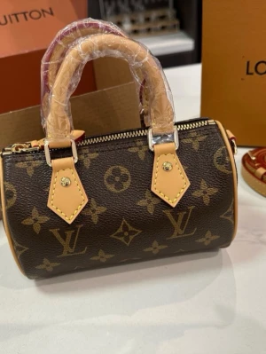 brun handväska - obs. ej äkta 