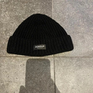 Dondup mössa - Tjena säljer nu denna riktigt feta Dondup mössan i svart färg. Perfekt nu för lite kyligare väder