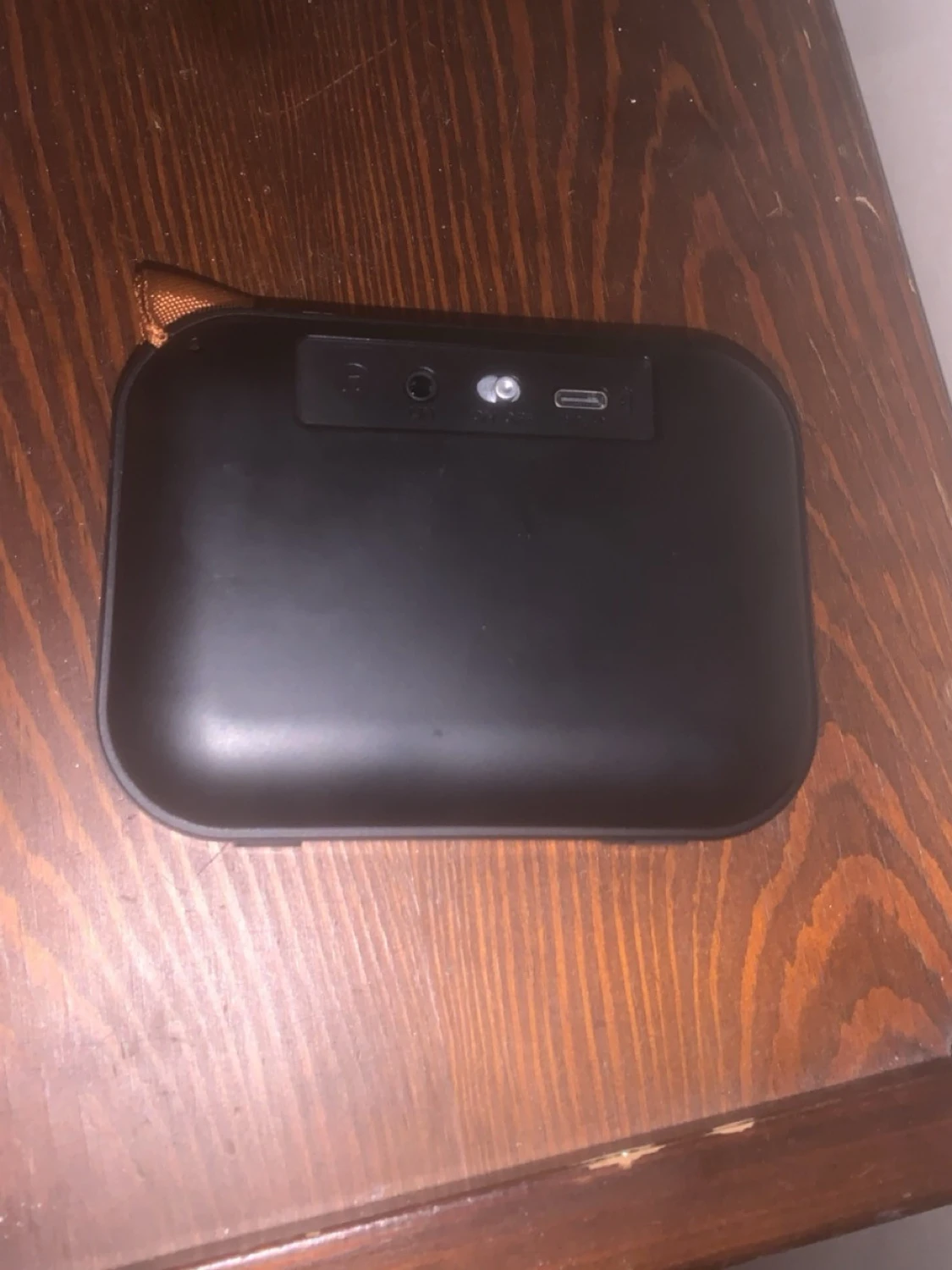 Svart bärbar högtalare med tygfront - 1